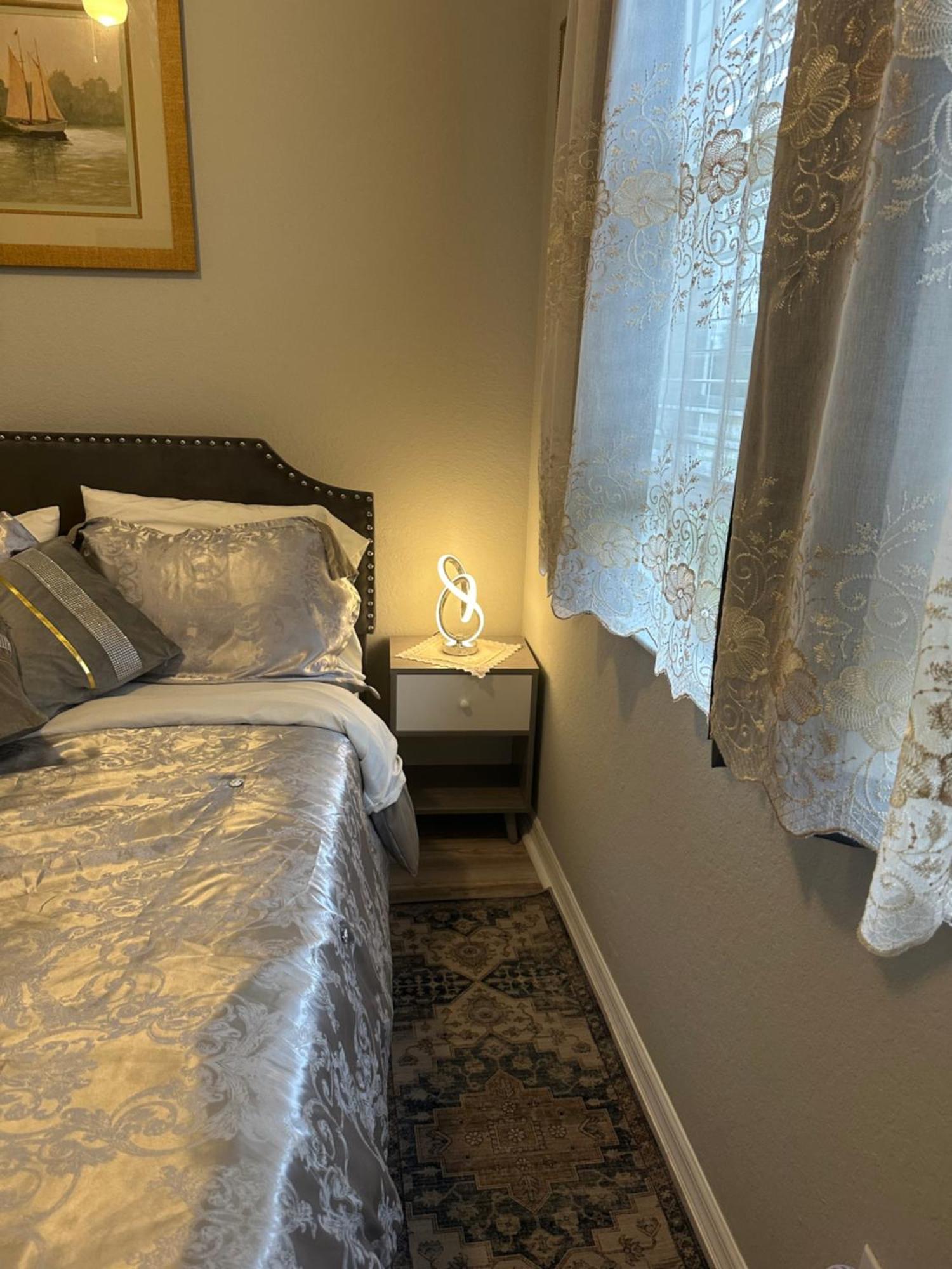 Quiet Room In A Family Home ลีไฮเอเคอร์ส ภายนอก รูปภาพ